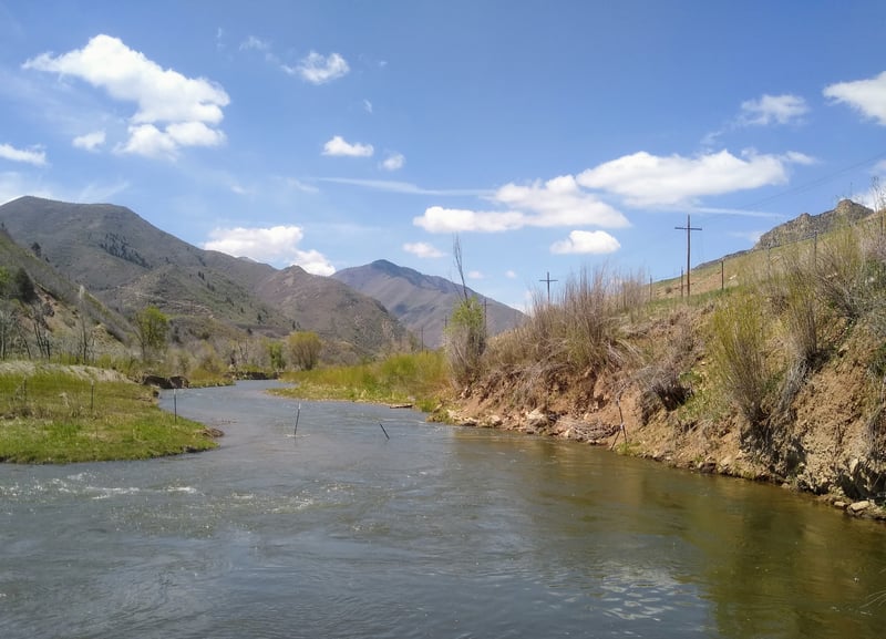 Cerca de arame farpado abaixo do Parque do Rio Spanish Fork
