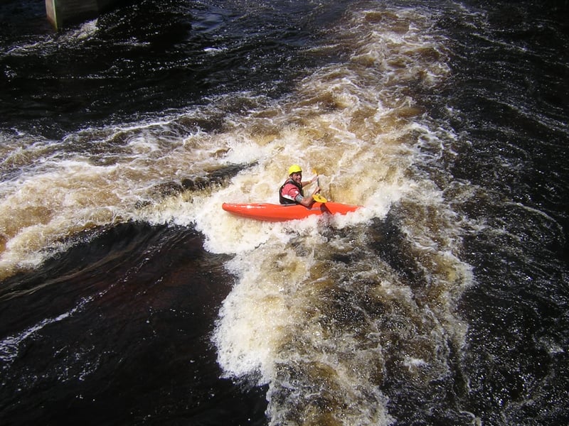 Surfare sulla barca sul torrente