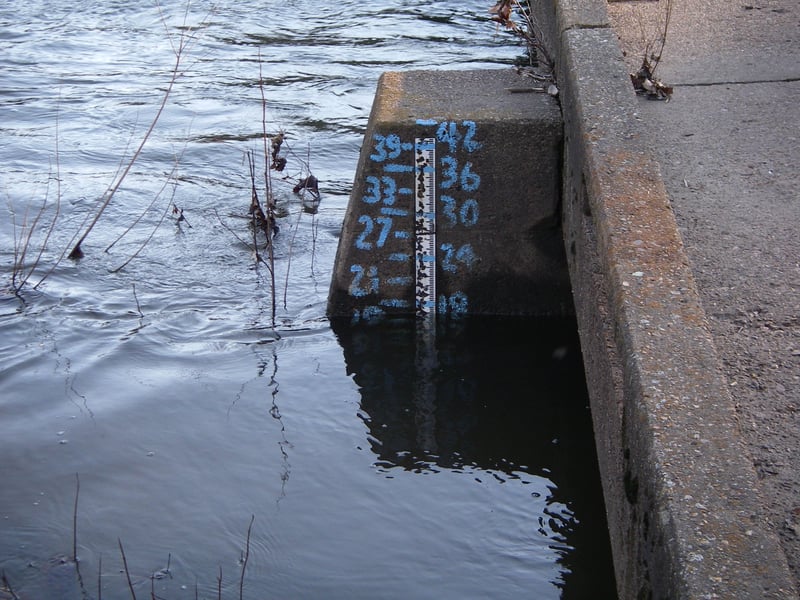 Paddler's gauge on D-bridge