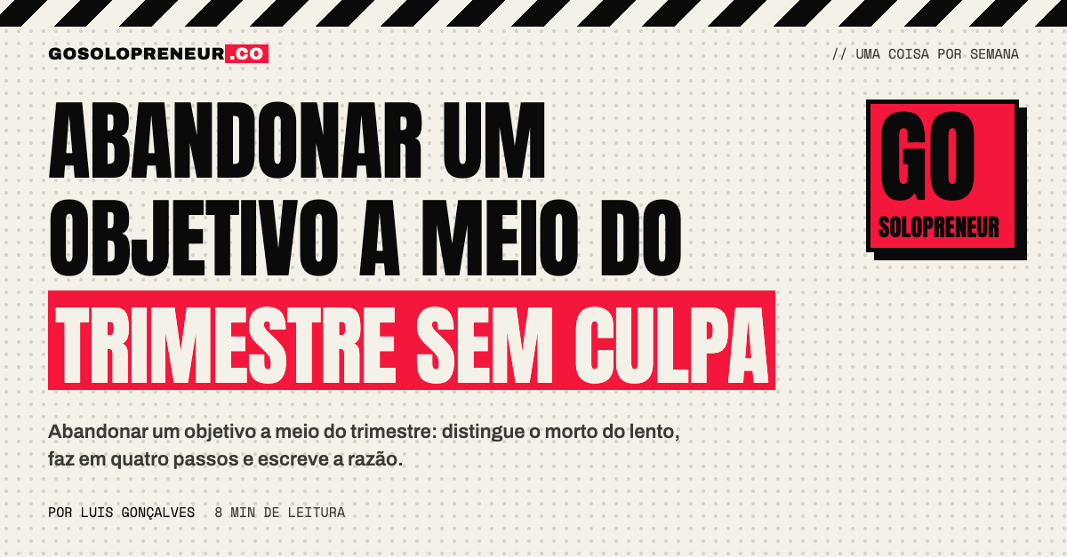 Pessoa a riscar um objetivo de uma lista no quadro, a meio do trimestre