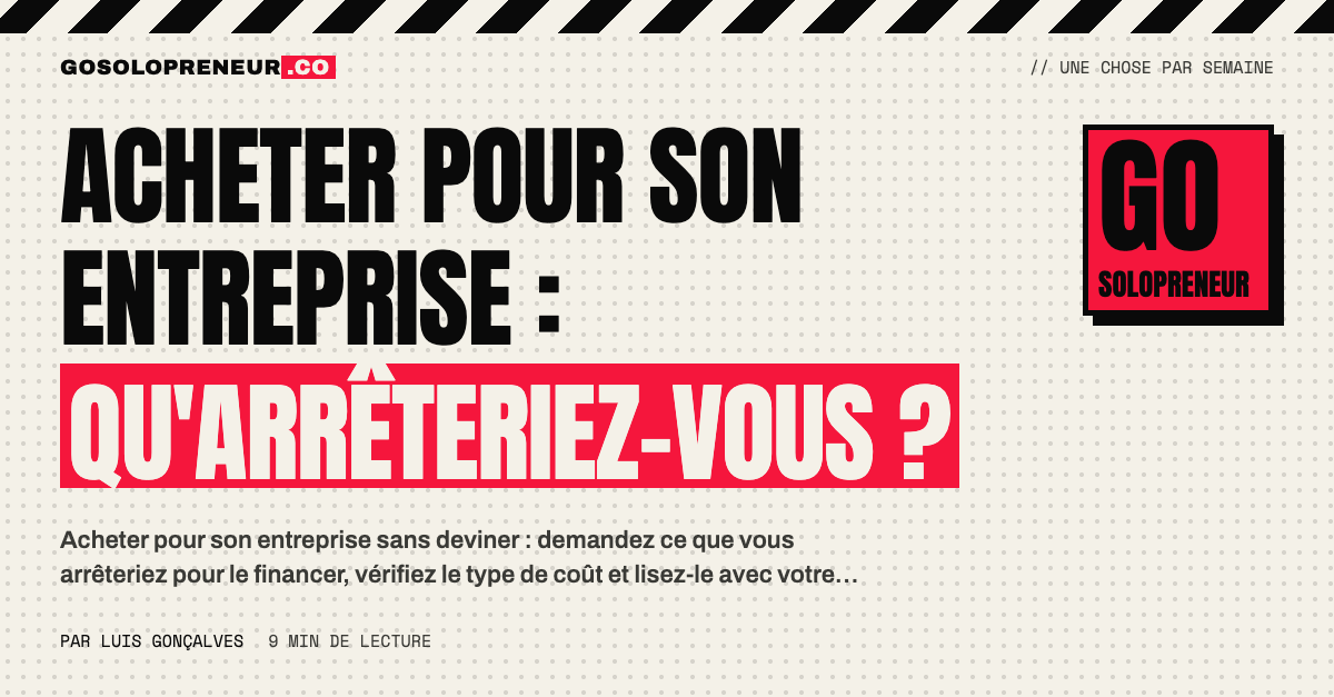 Un solopreneur hésite à acheter pour son entreprise, un outil ouvert dans un onglet le soir