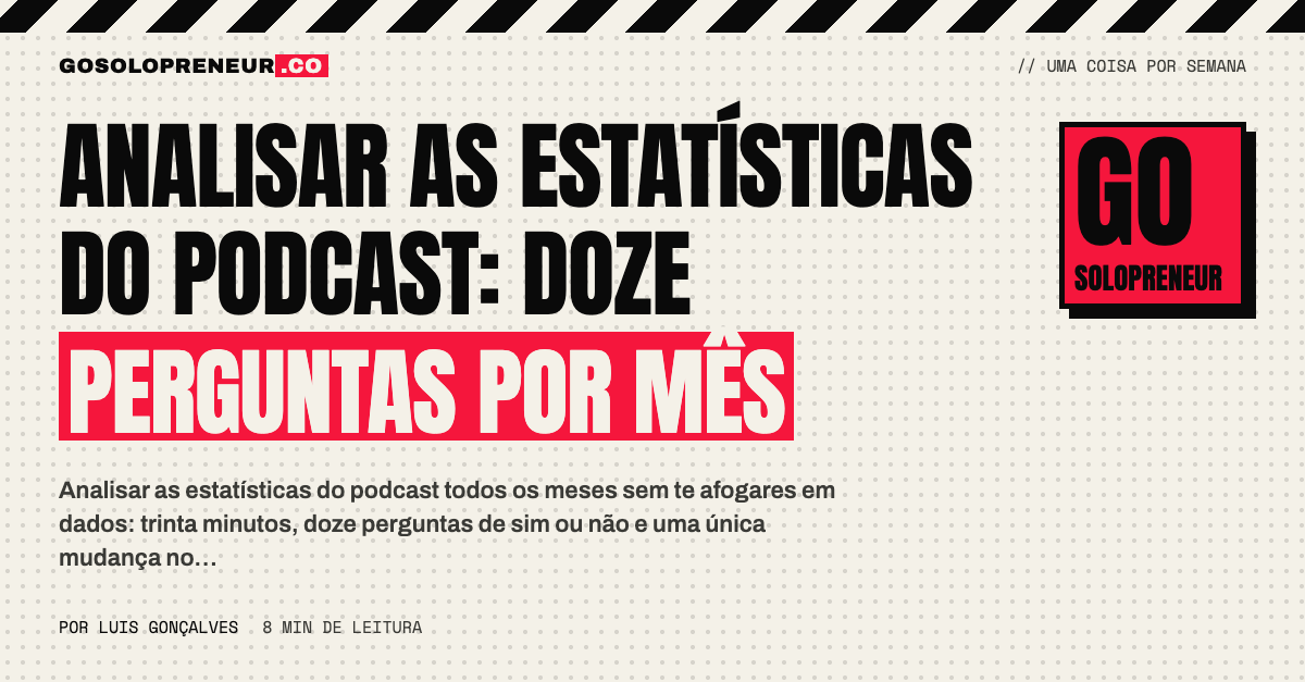 Caderno aberto com doze perguntas de revisão de um podcast e uma caneca de café