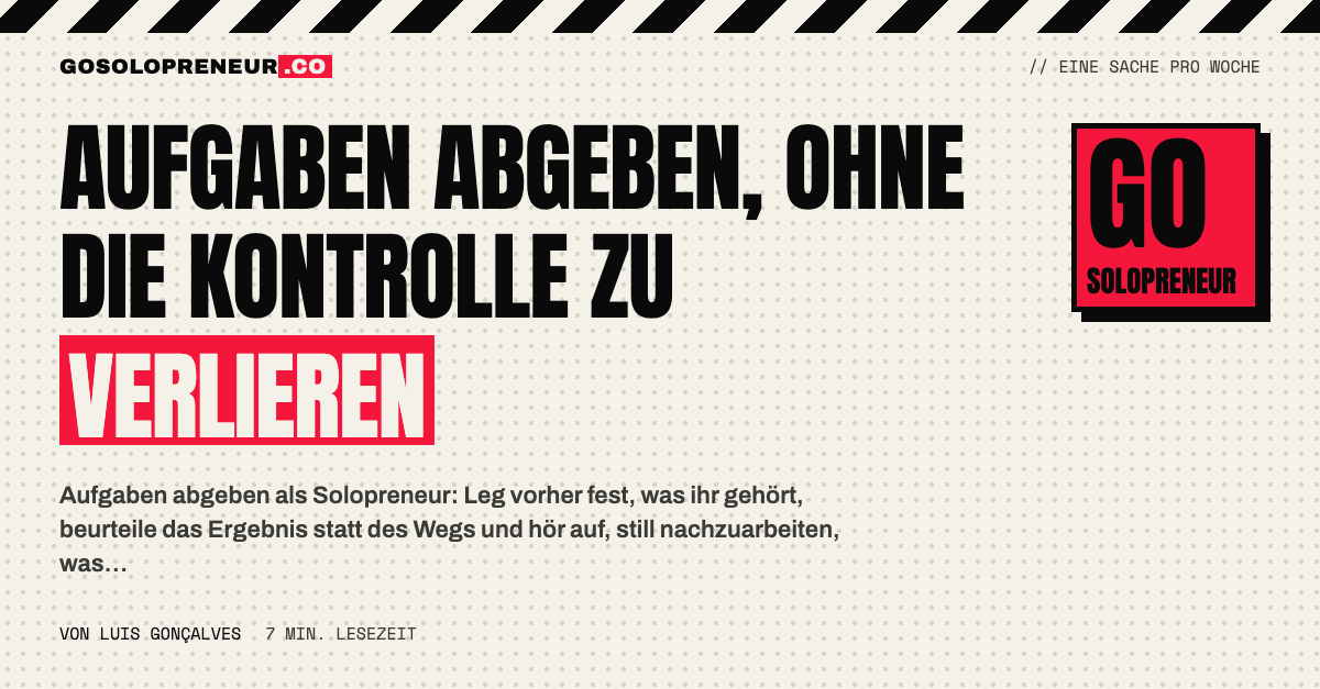 Ein Solopreneur reicht eine Aufgabe an eine neue Mitarbeiterin weiter
