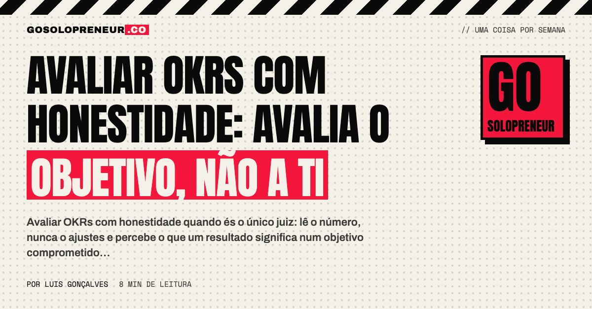 Pessoa a rever num domingo, com um café, os resultados do trimestre numa folha