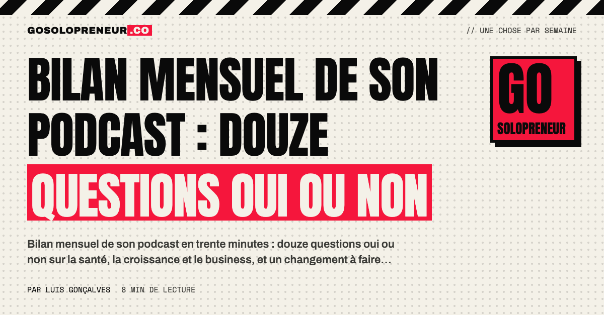 Un podcasteur remplit une checklist de douze questions pour le bilan mensuel de son émission