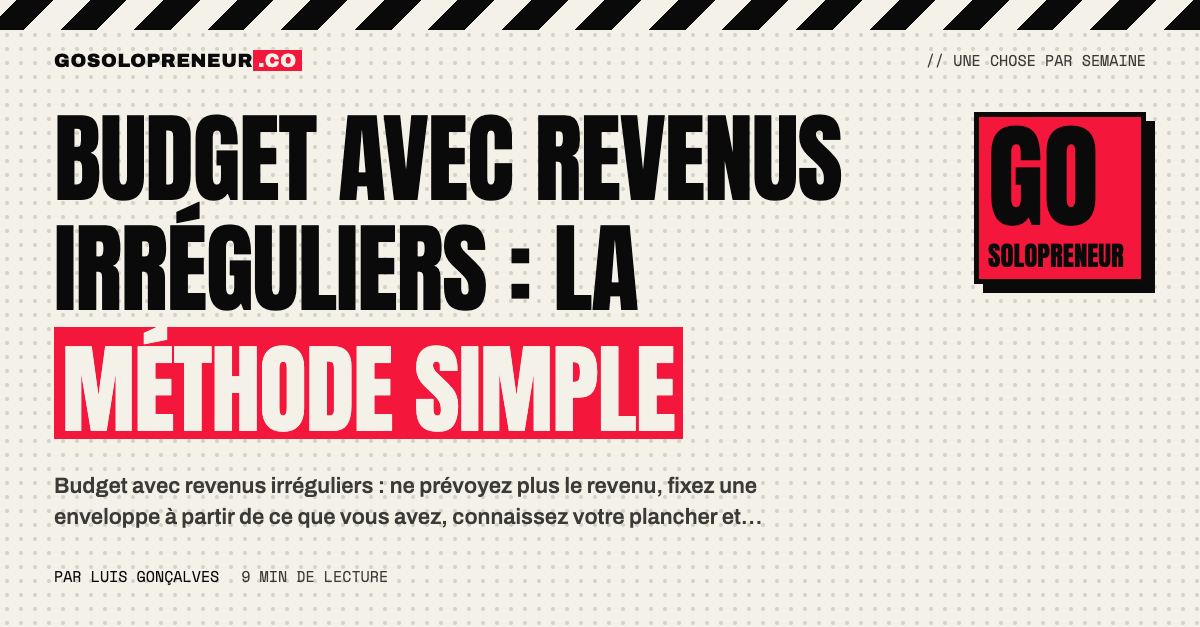 Un solopreneur à son bureau prépare une enveloppe de budget avec des revenus irréguliers
