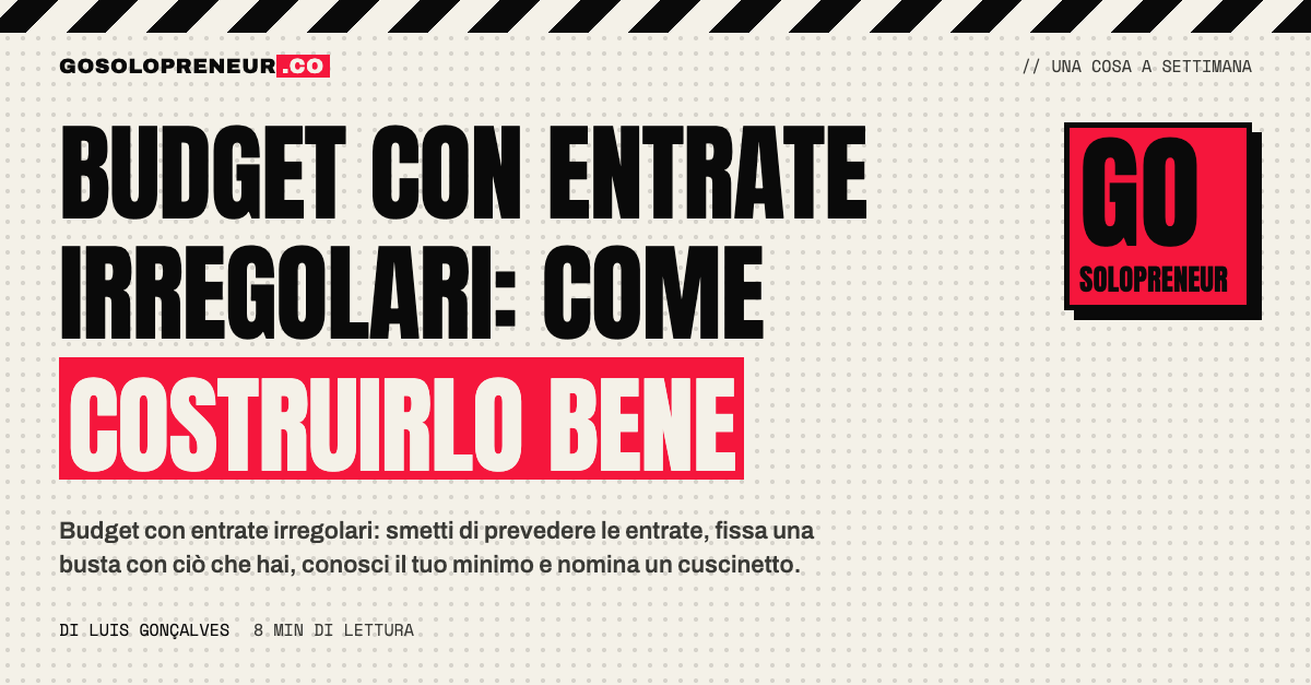 Una persona confronta le entrate irregolari del mese con la busta di spesa del suo budget