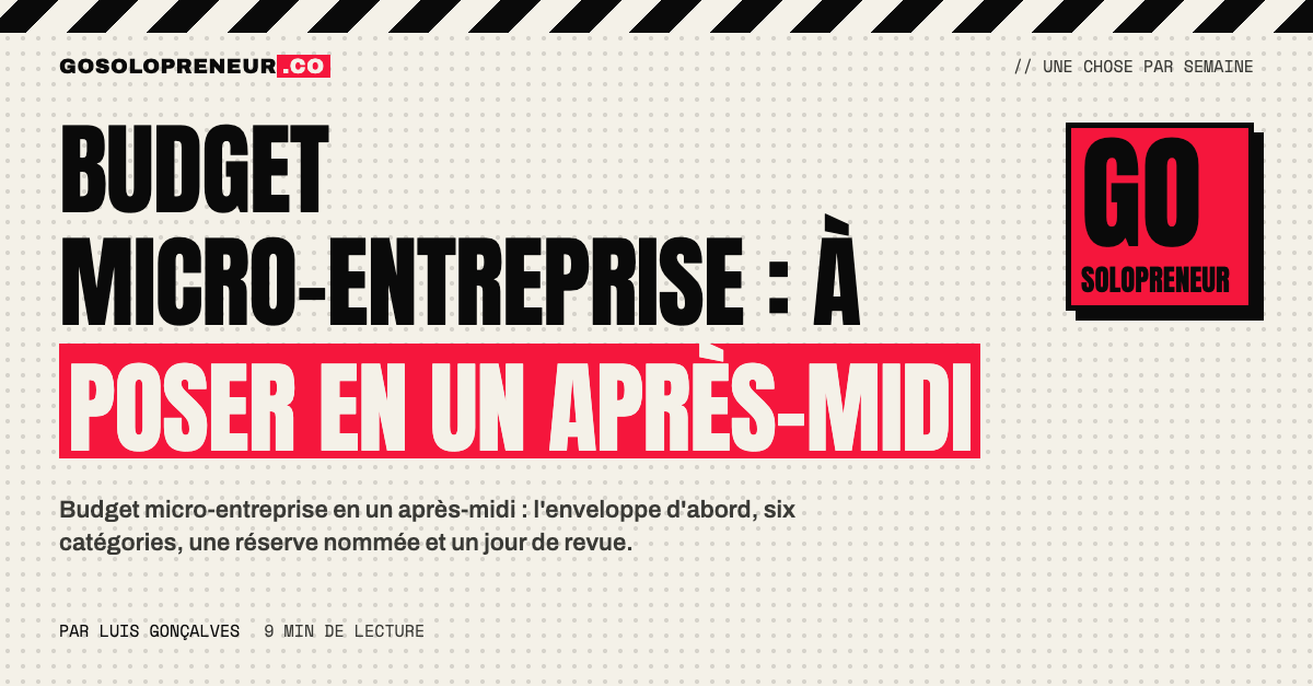 Un solopreneur pose son budget micro-entreprise en un après-midi, ordinateur ouvert sur son bureau