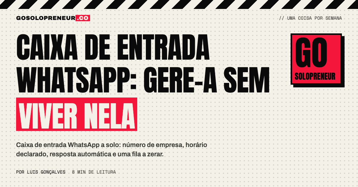 Pessoa a gerir uma caixa de entrada WhatsApp de empresa no telemóvel