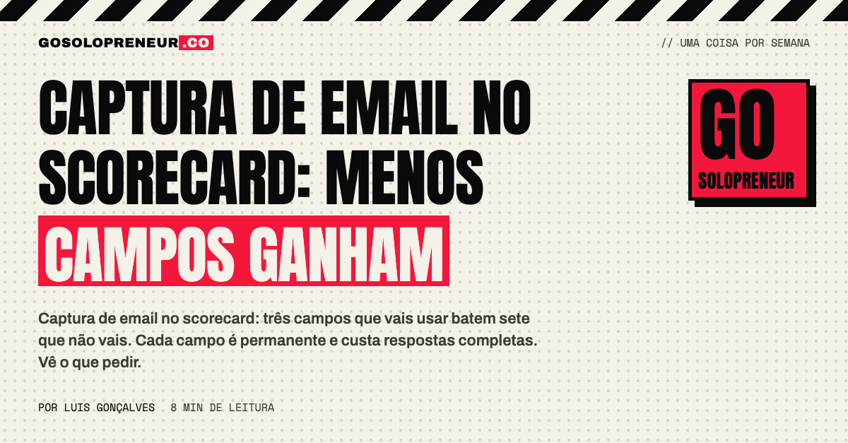 Pessoa a desenhar a captura de email de um scorecard com três campos num ecrã
