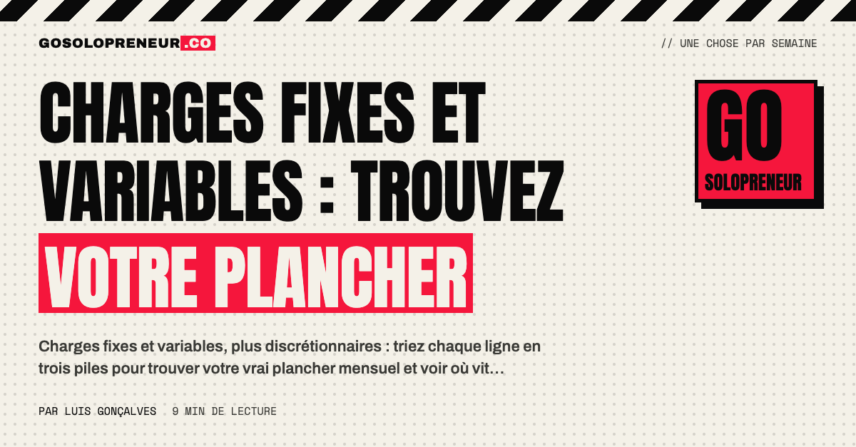 Un solopreneur trie ses charges fixes et variables en trois piles sur son bureau