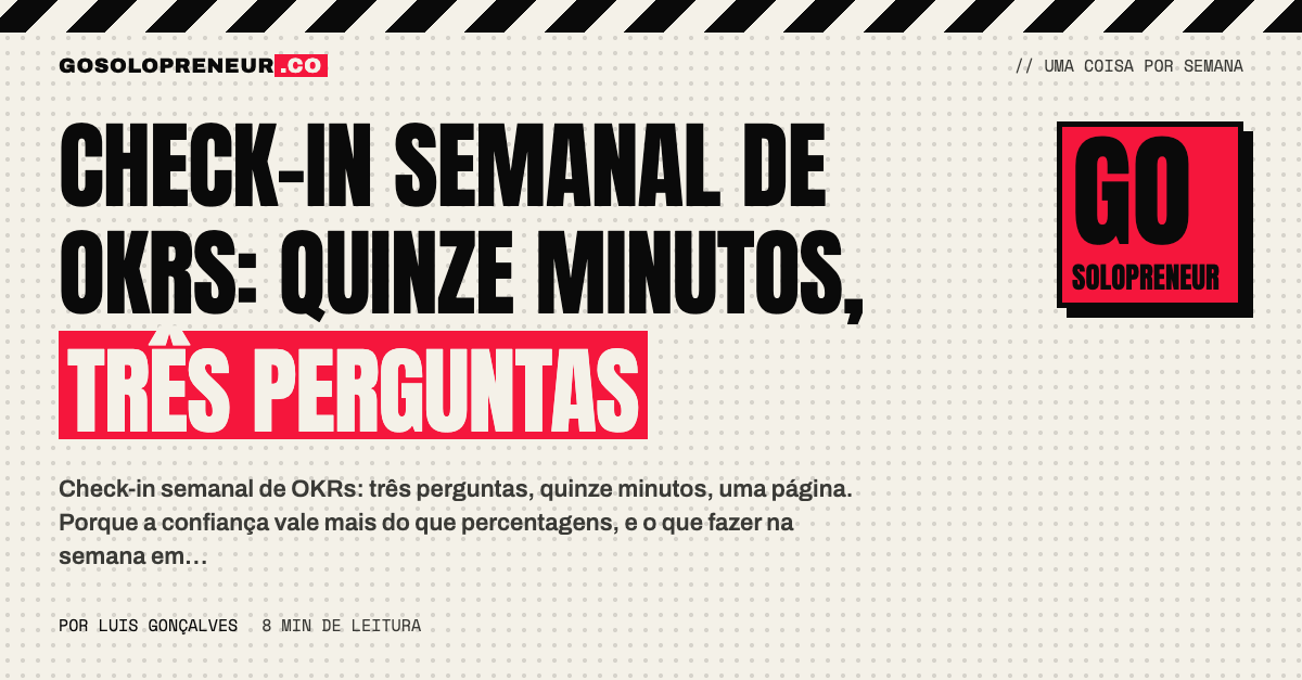 Pessoa a fazer o check-in semanal de objetivos numa só página, com um café