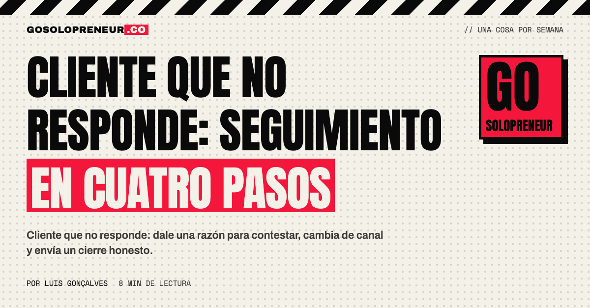 Una persona mira el móvil sin respuesta de un cliente tras enviar una propuesta