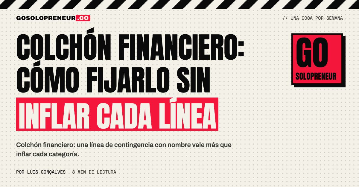 Una hucha con una etiqueta de contingencia junto a un presupuesto mensual de un negocio