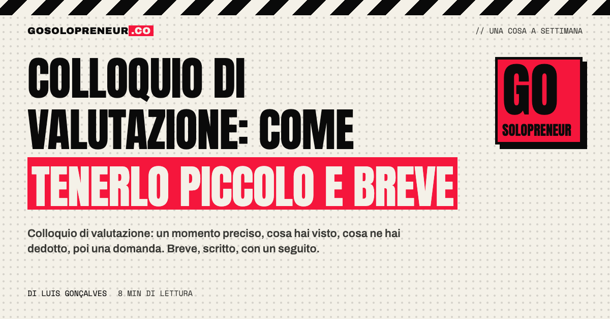 Due persone parlano a un tavolo durante un colloquio di valutazione breve e informale