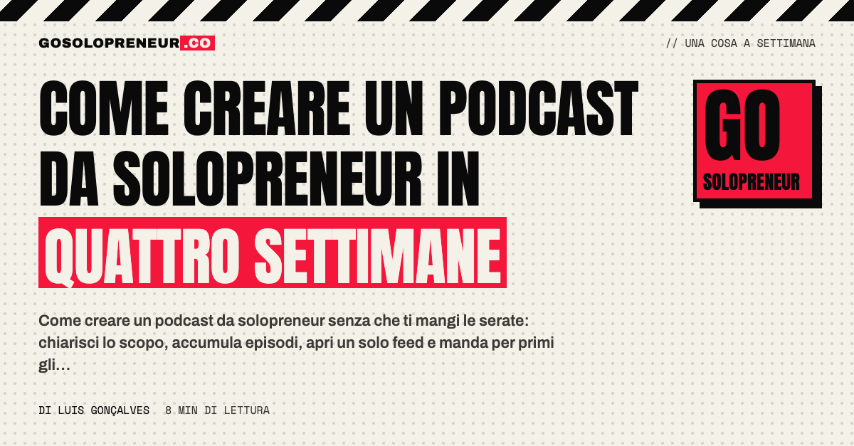 Persona che registra un podcast con un microfono: come creare un podcast da solopreneur in quattro settimane