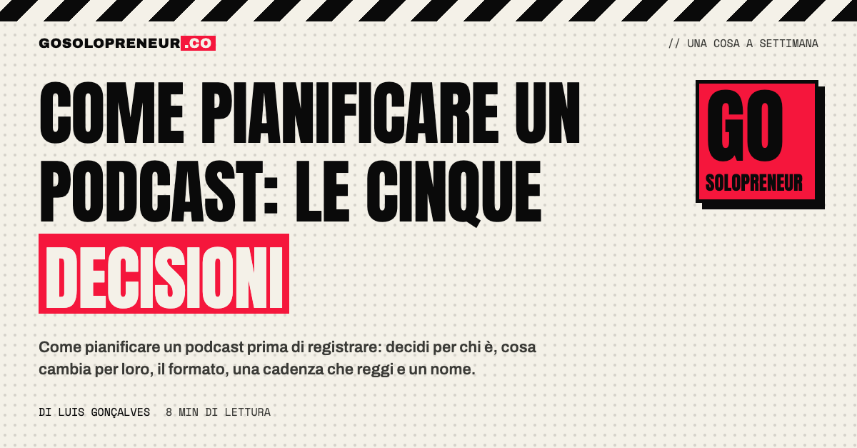 Taccuino con il piano di un podcast e un microfono: come pianificare un podcast prima di registrare