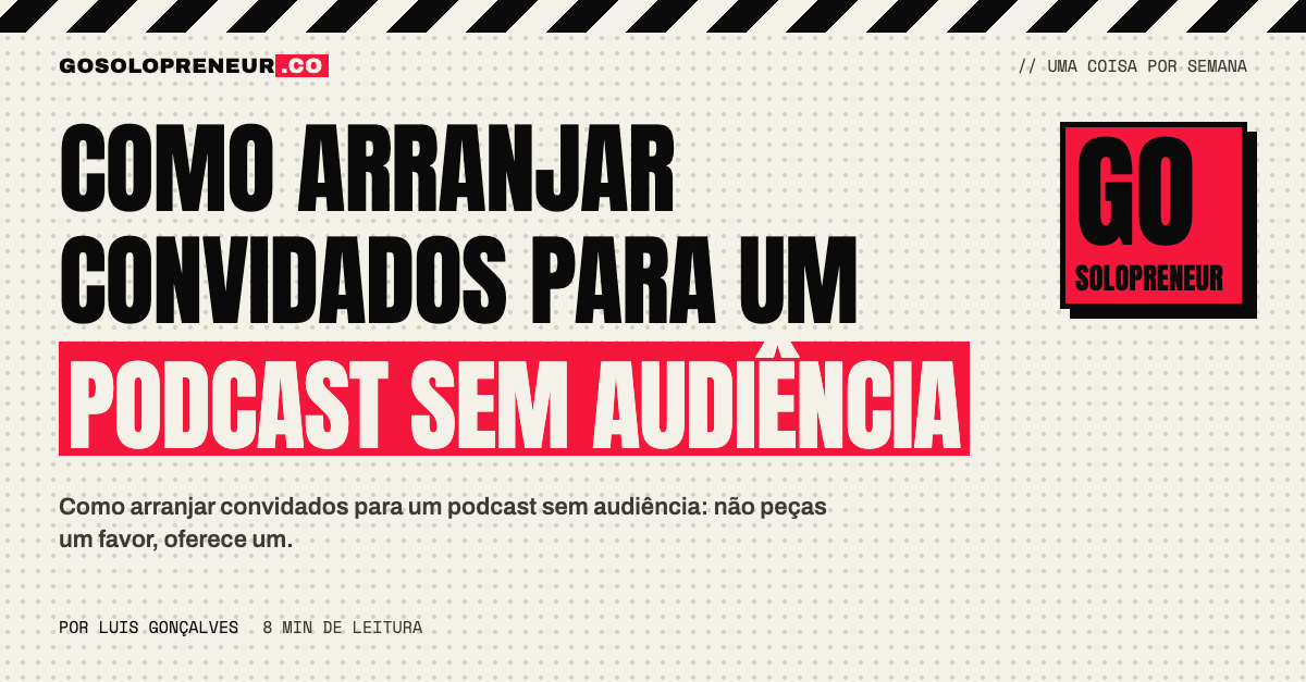 Duas pessoas a conversar à mesa com microfones, numa gravação de podcast