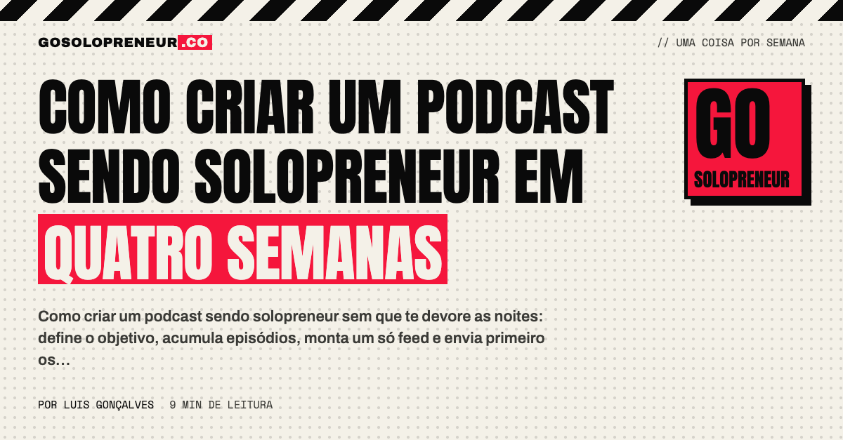 Microfone numa secretária, pronto para gravar o primeiro episódio de um podcast
