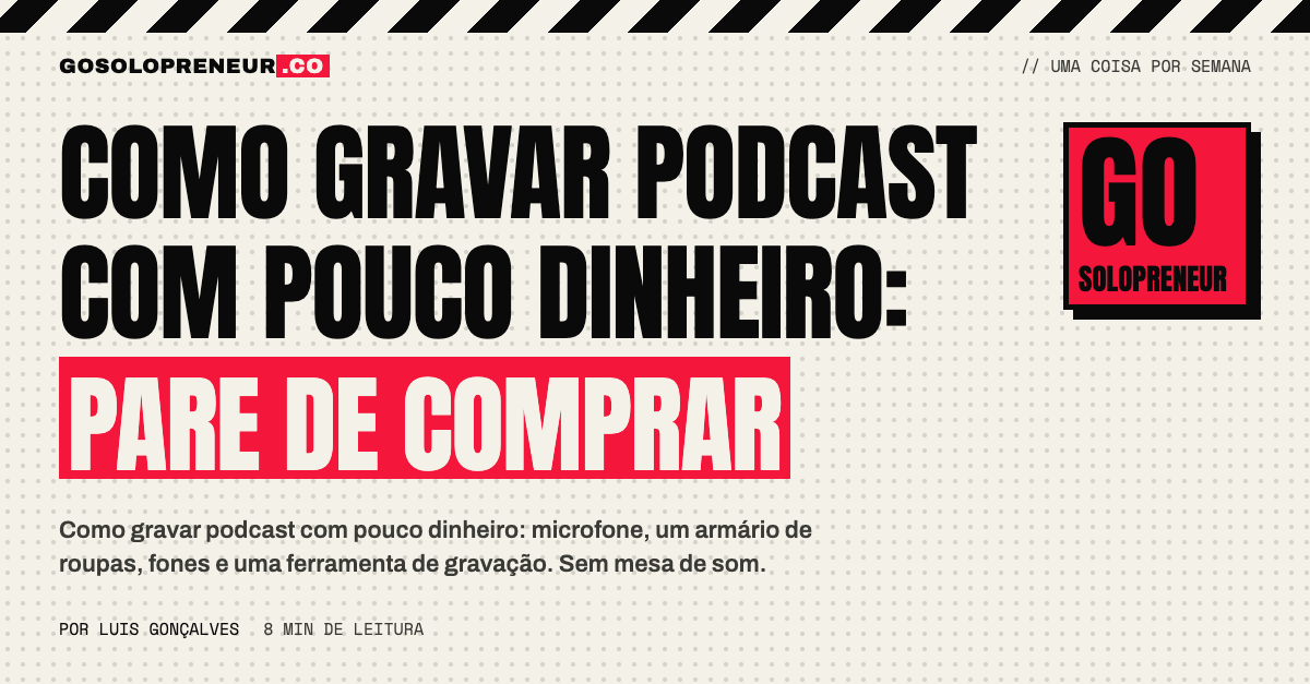 Microfone dentro de um armário com roupas penduradas, usado como estúdio de podcast