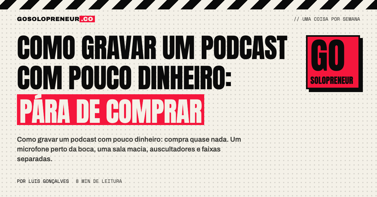 Microfone dentro de um roupeiro com roupa pendurada, usado como cabine de gravação