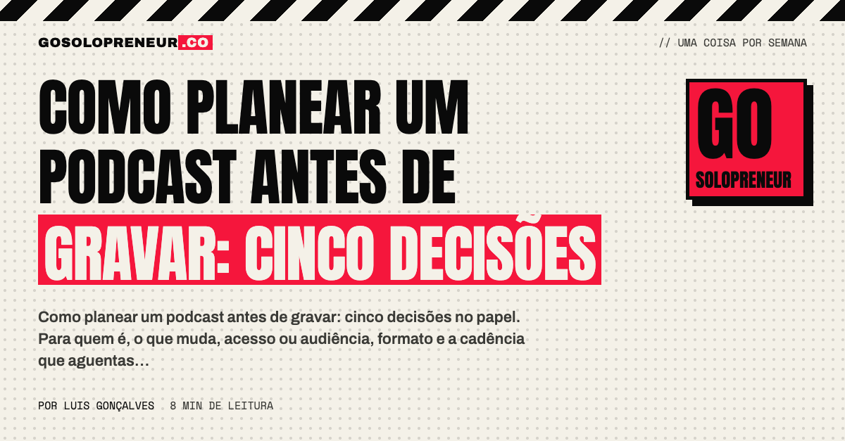 Caderno com o plano de um podcast escrito à mão, ao lado de um microfone