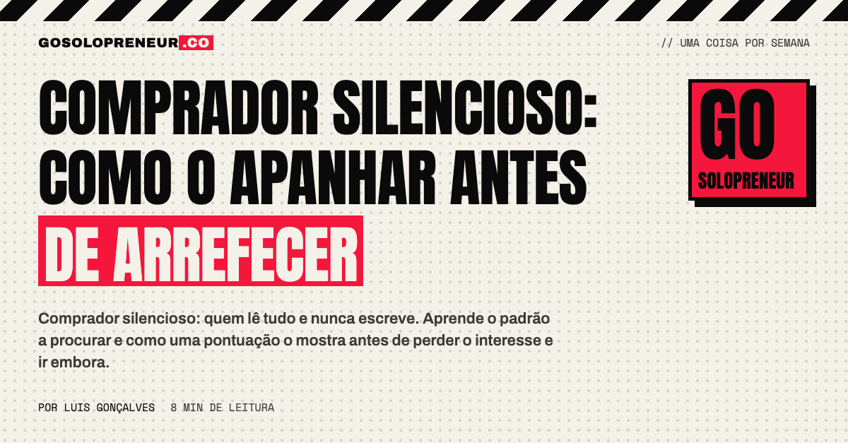 Visitante que lê em silêncio, o comprador silencioso, a olhar para preços