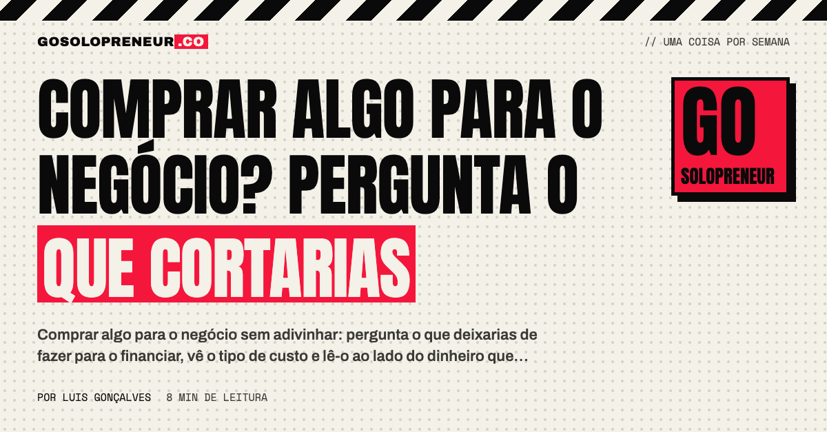 Pessoa a ponderar uma compra para o negócio diante do portátil, à noite