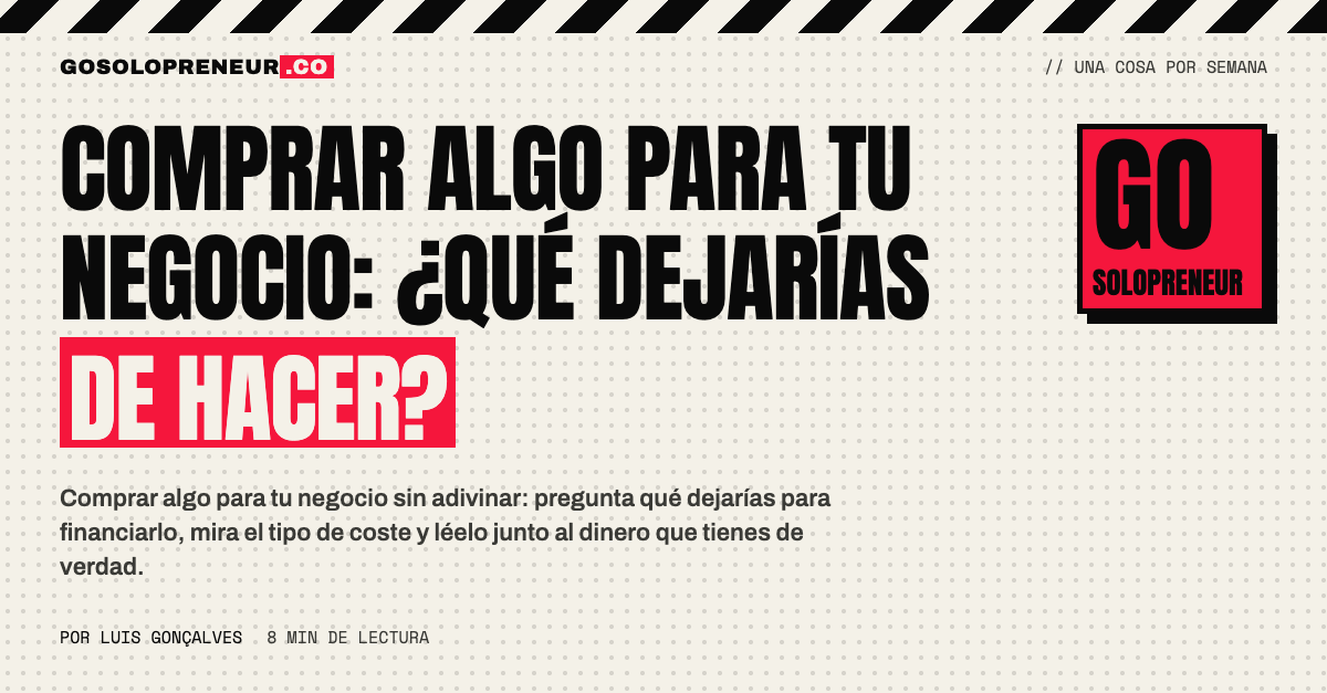 Persona de noche ante un portátil con una herramienta en el carrito y un presupuesto al lado