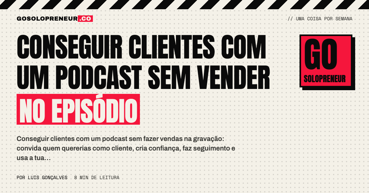 Duas pessoas a conversar numa entrevista de podcast, em ambiente descontraído