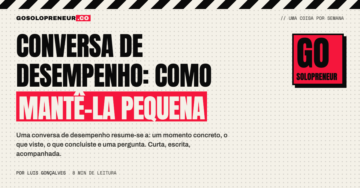 Duas pessoas numa conversa curta e direta sobre o trabalho, à volta de uma secretária