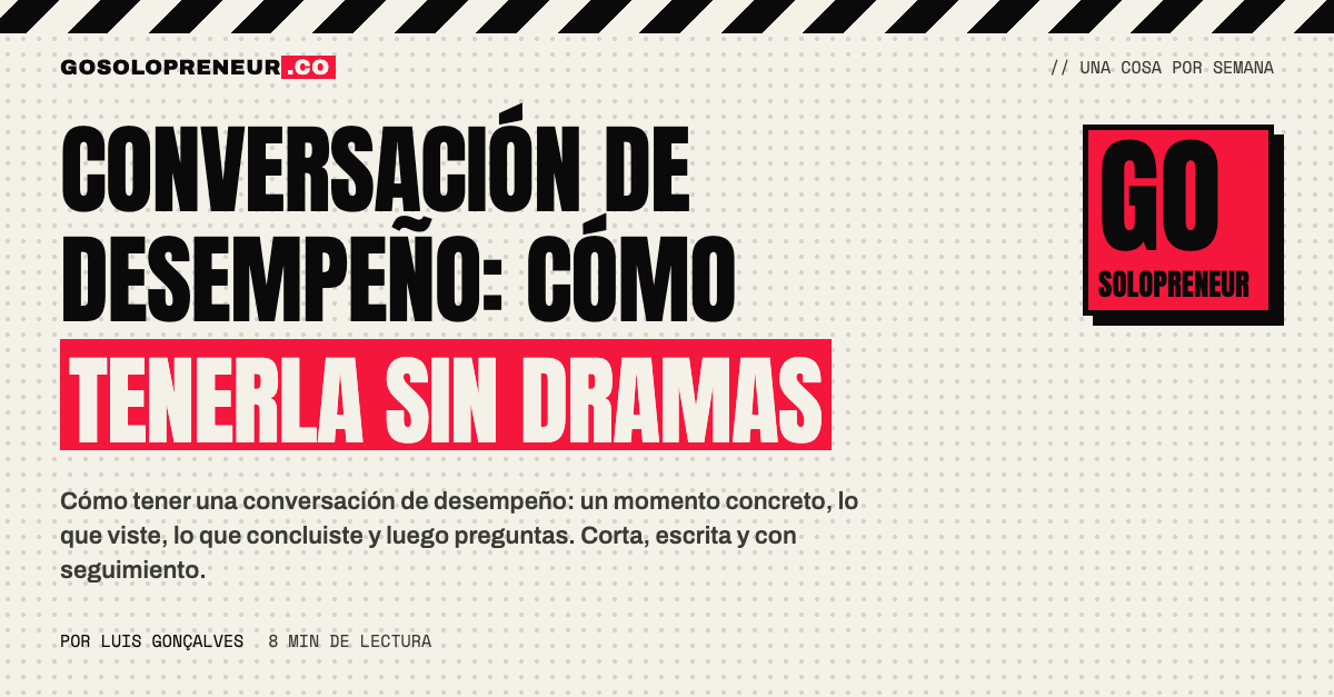 Dos personas hablan con calma de un momento concreto del trabajo en una conversación de desempeño corta
