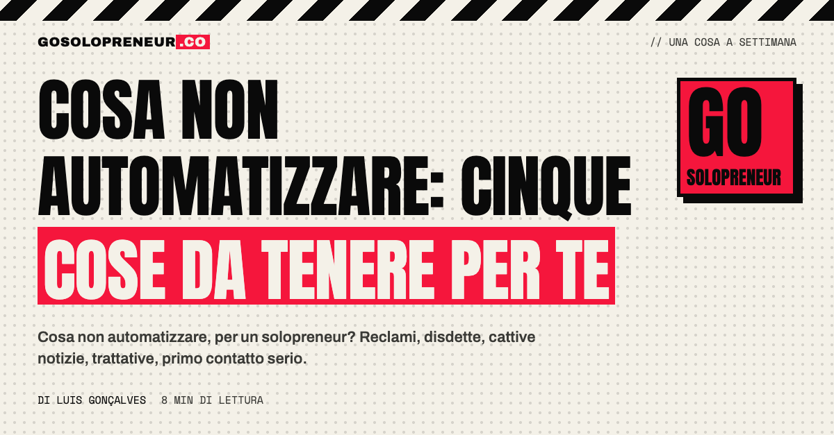 Una mano che scrive a mano una risposta a un cliente accanto a un flusso di lavoro automatico