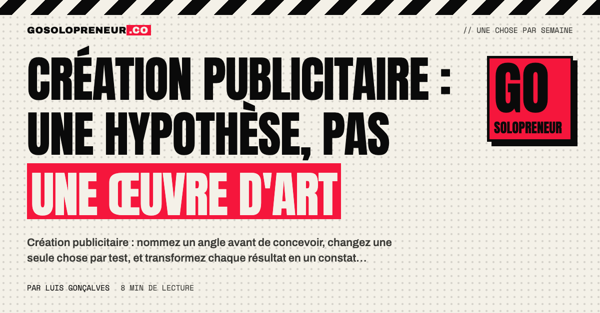 Création publicitaire écrite comme une hypothèse : une note d'angle posée à côté d'un écran de pub