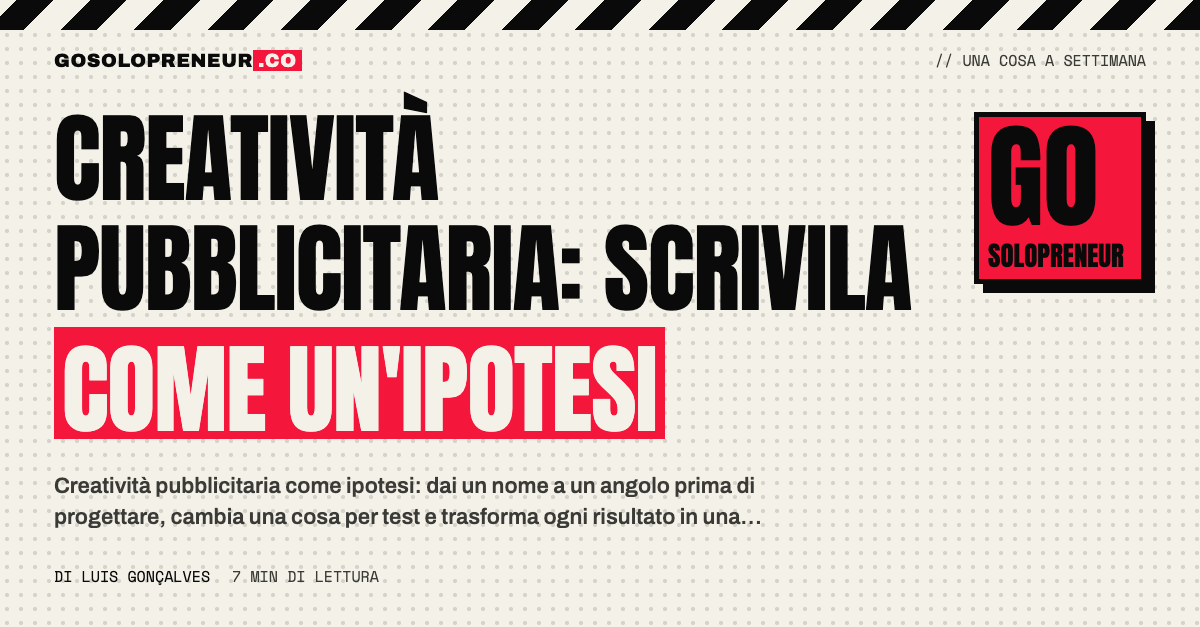 Un blocco appunti con un'ipotesi scritta prima di progettare la creatività pubblicitaria