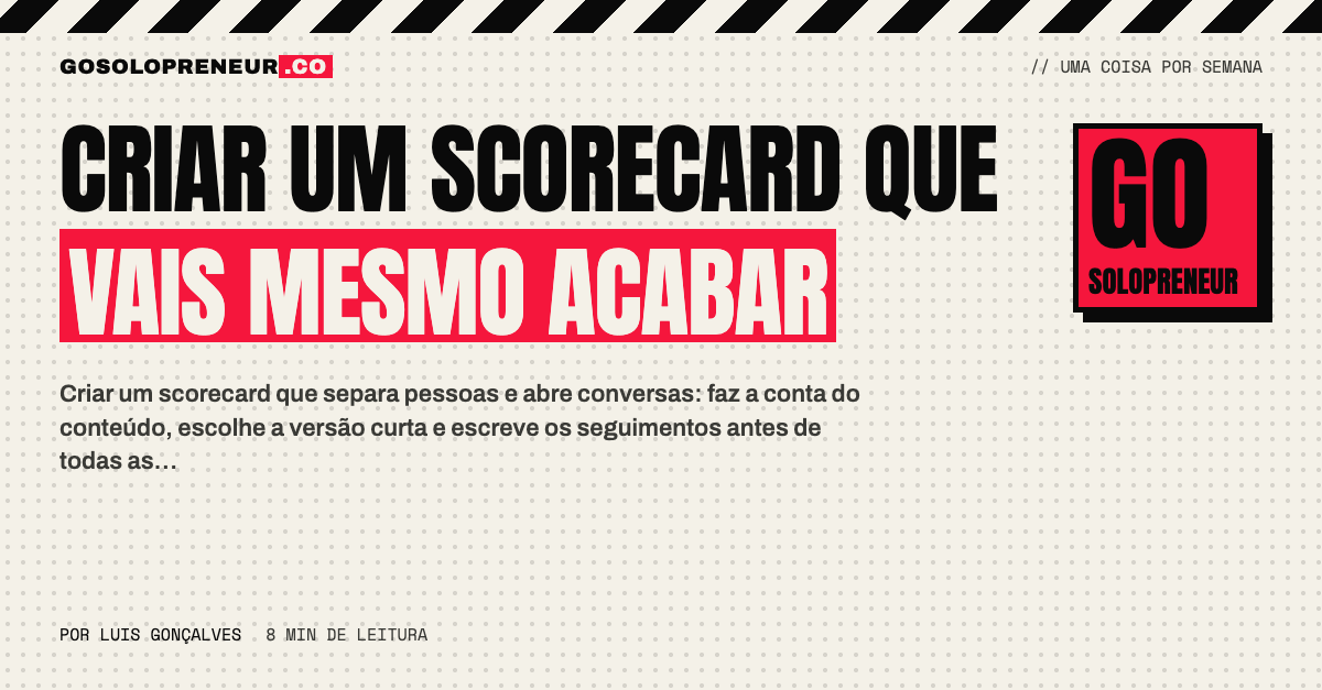 Pessoa a criar um scorecard à noite, com a grelha de resultados em papel