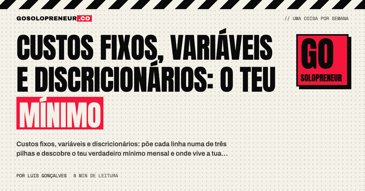 Três pilhas de moedas lado a lado, a representar custos fixos, variáveis e discricionários