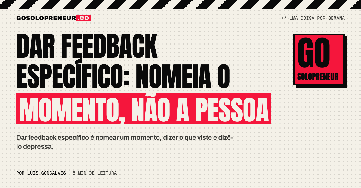 Duas pessoas à mesa de trabalho, uma a apontar para um ecrã com um exemplo concreto
