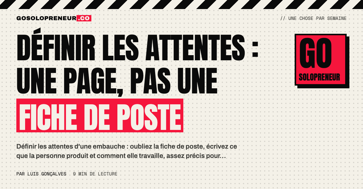 Une page qui définit les attentes envers une embauche, posée à côté d'une fiche de poste