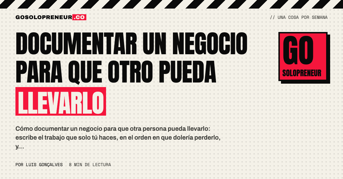 Un solopreneur escribiendo paso a paso los procesos de su negocio para que otra persona pueda llevarlo