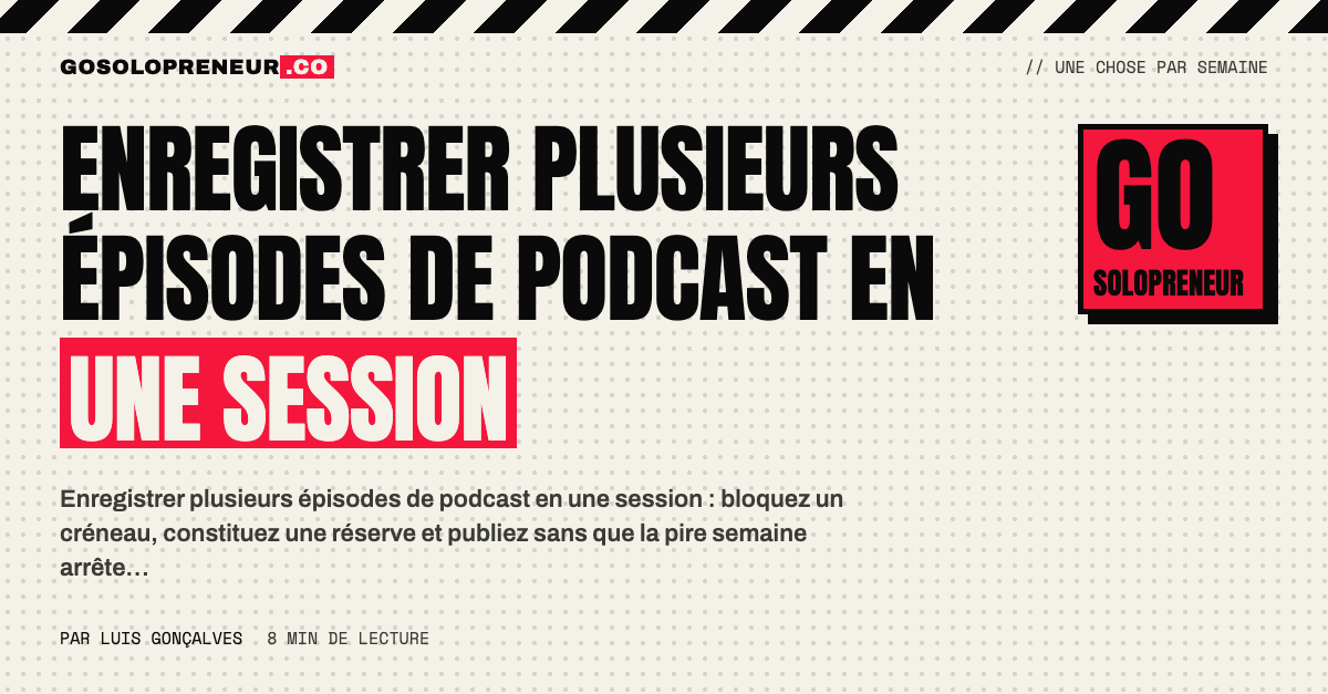 Un solopreneur enregistre plusieurs épisodes de podcast à la suite devant son micro
