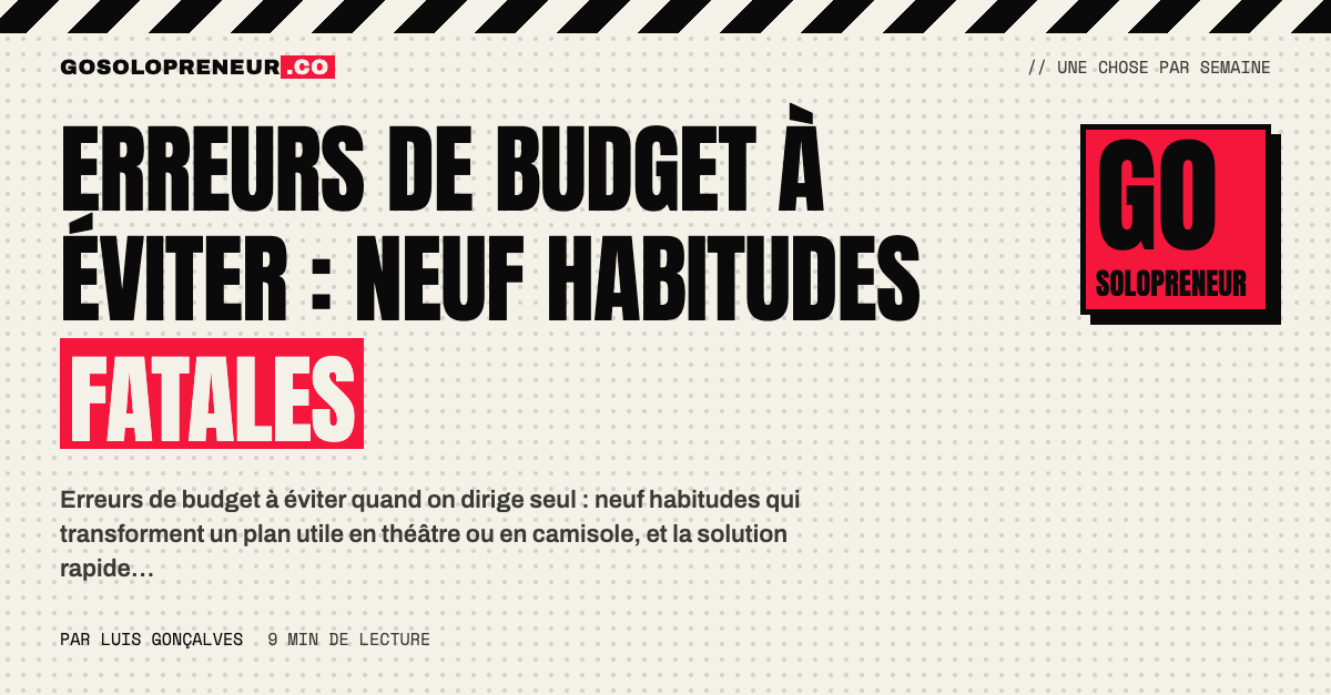 Un solopreneur barre neuf erreurs de budget sur une feuille posée à côté de son ordinateur