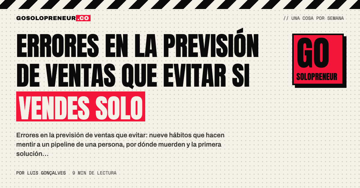 Persona tachando errores en una lista junto a una hoja de previsión de ventas