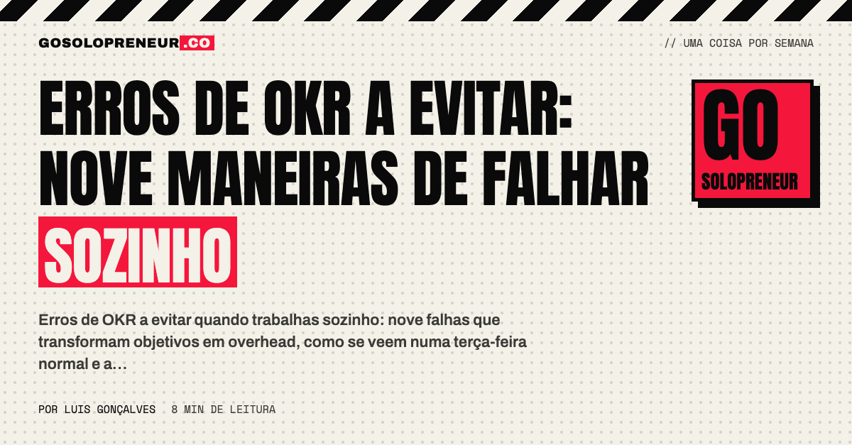 Pessoa a rever uma lista de nove erros de objetivos numa mesa de trabalho