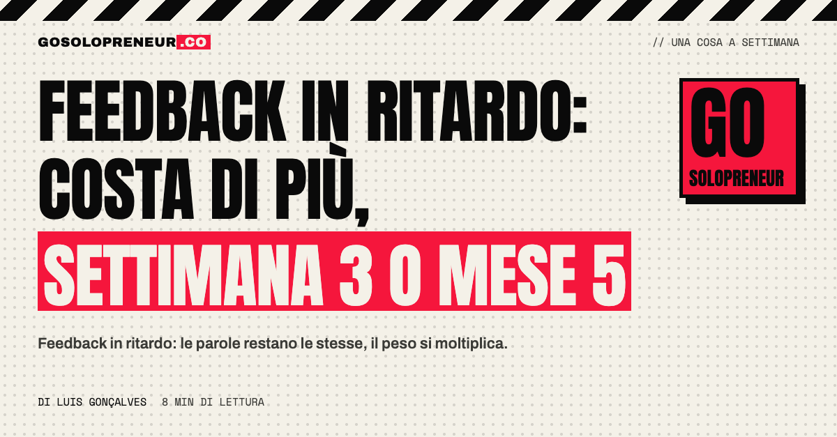 Un calendario con una nota adesiva lasciata per settimane, simbolo del feedback in ritardo