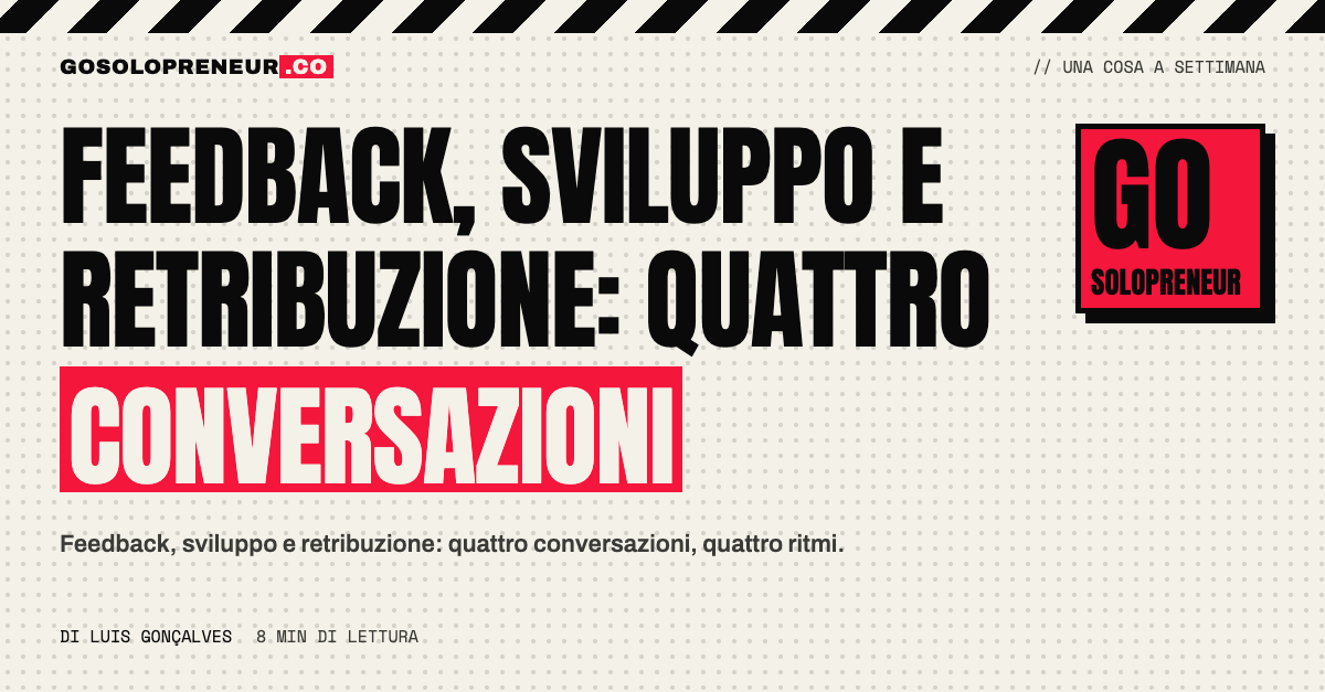 Quattro blocchi separati su una scrivania: feedback, sviluppo, retribuzione e idoneità