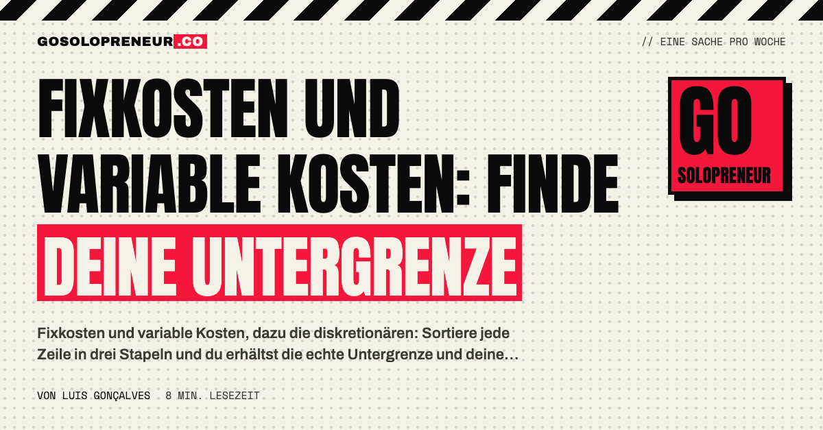 Ein Solopreneur sortiert Fixkosten und variable Kosten in drei Stapel, um seine monatliche Untergrenze zu finden