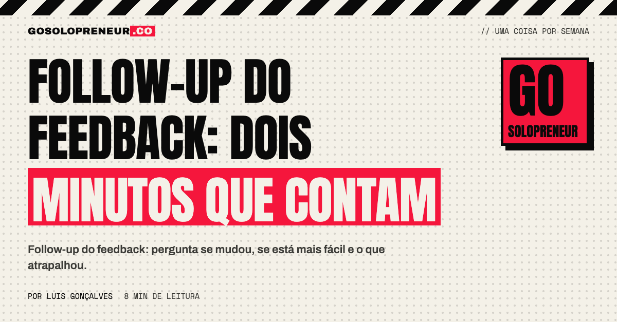 Duas pessoas a rever uma nota escrita à mesa, numa conversa de acompanhamento curta