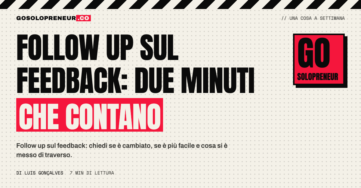 Due persone fanno il punto su un appunto di feedback davanti a un taccuino aperto