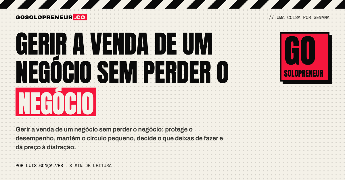 Fundador solo a trabalhar à secretária enquanto gere o processo de venda do seu negócio